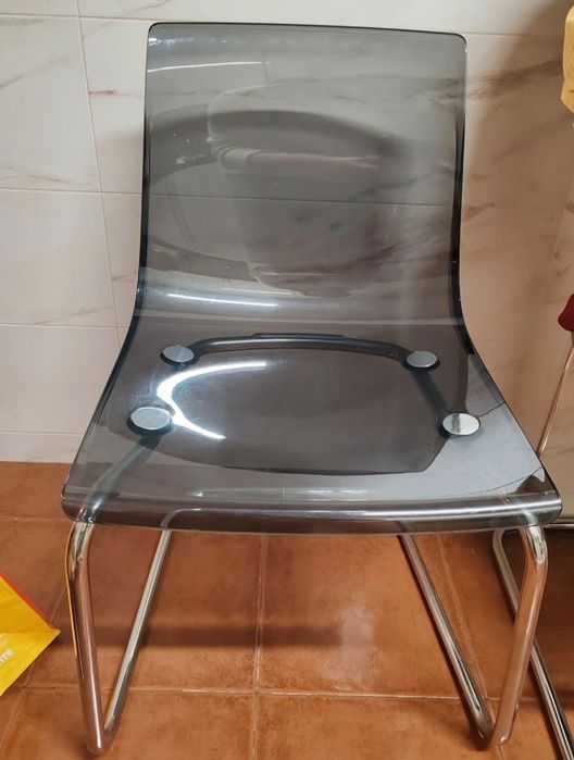 Mesa e três cadeiras pretas