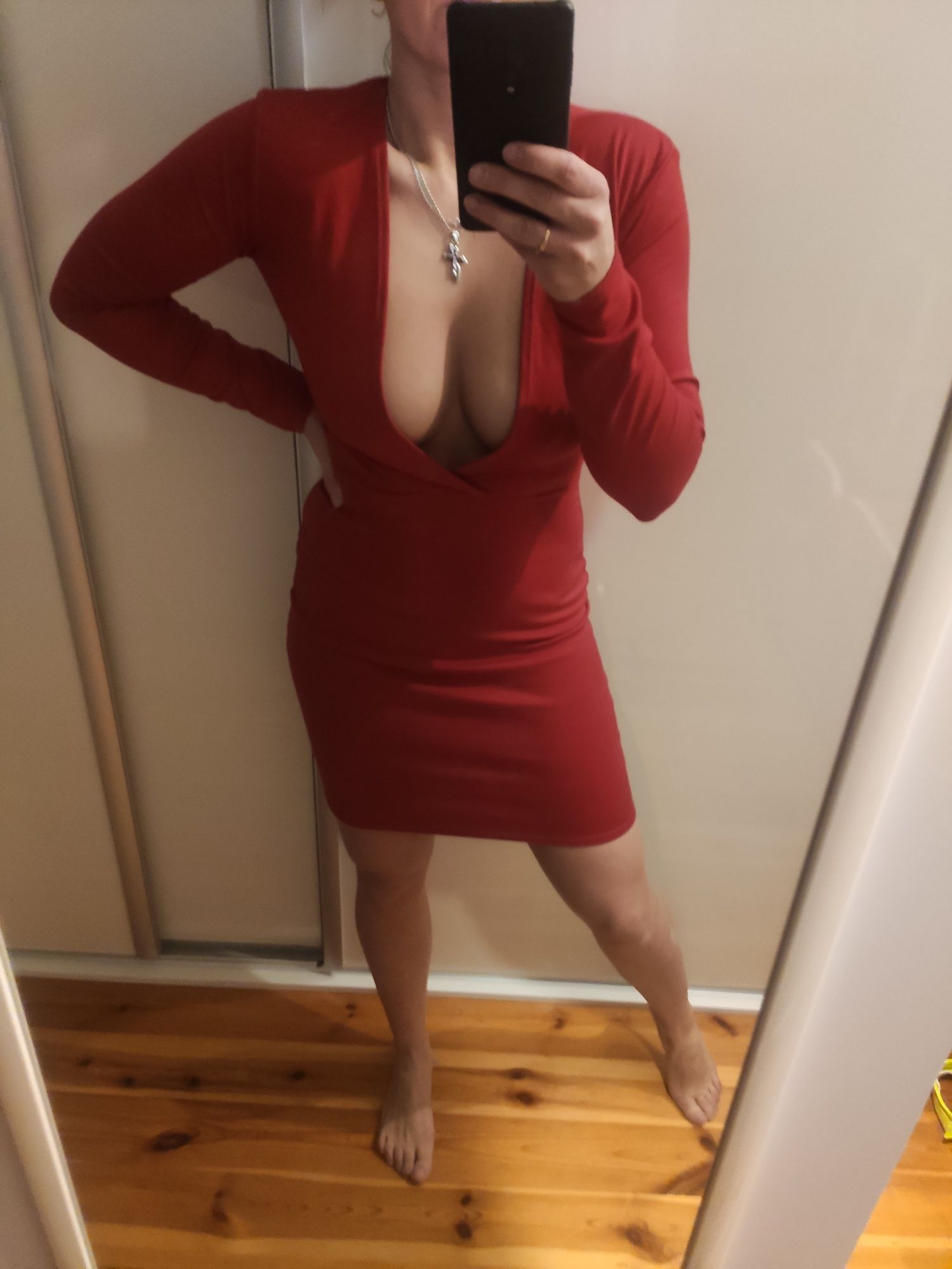 Czerwona sukienka tuba mega seksowna kobieca dekolt midi do kolan