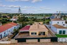 "Moradia isolada T3 com jardim, estacionamento coberto, vista de campo