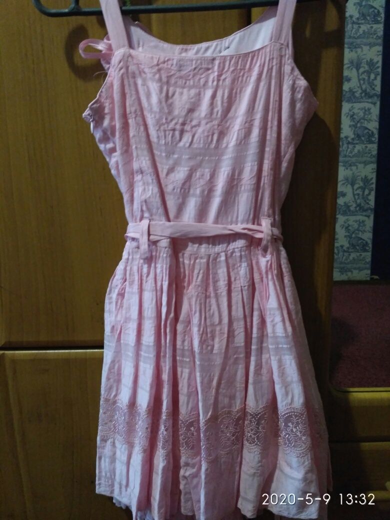 Платье на девочку примерно 4-5 лет.