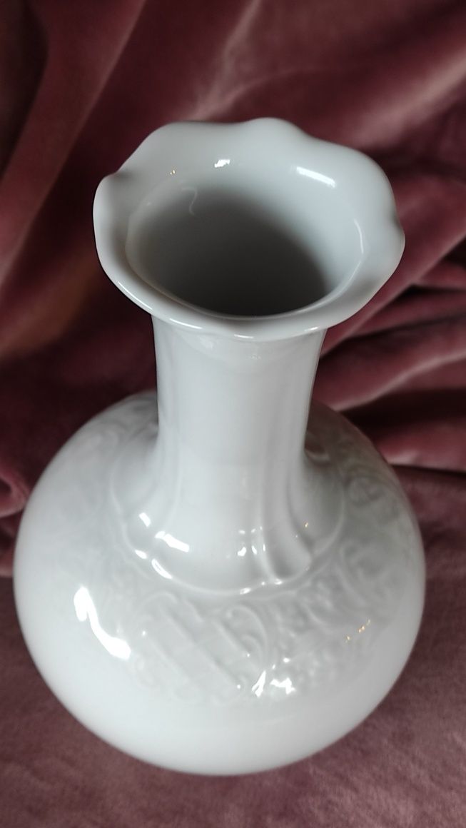 Mleczna porcelana Schumann. Stary wazon 19cm  z koronkowym wzorem