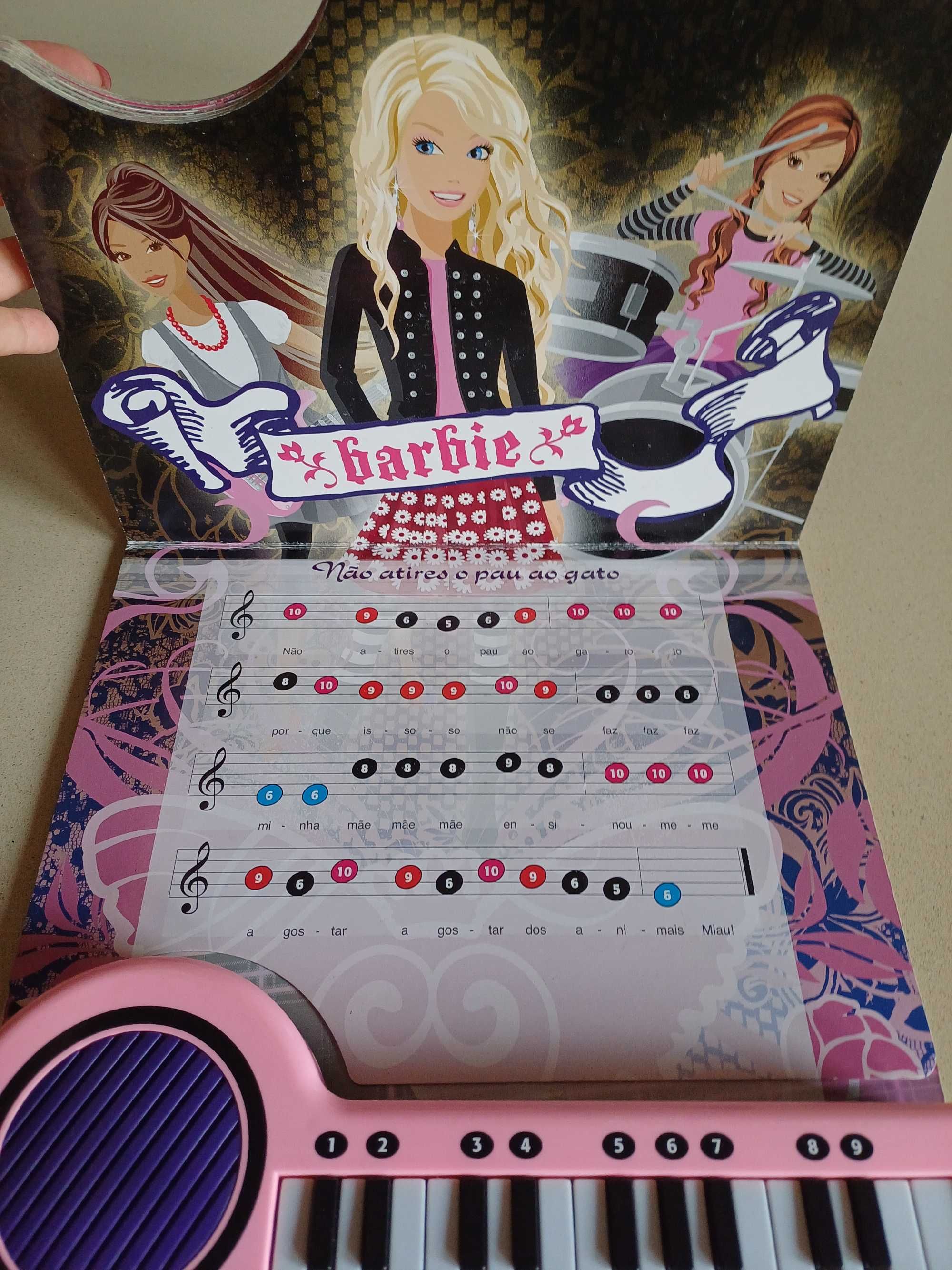 Livro "Toca piano com a Barbie"