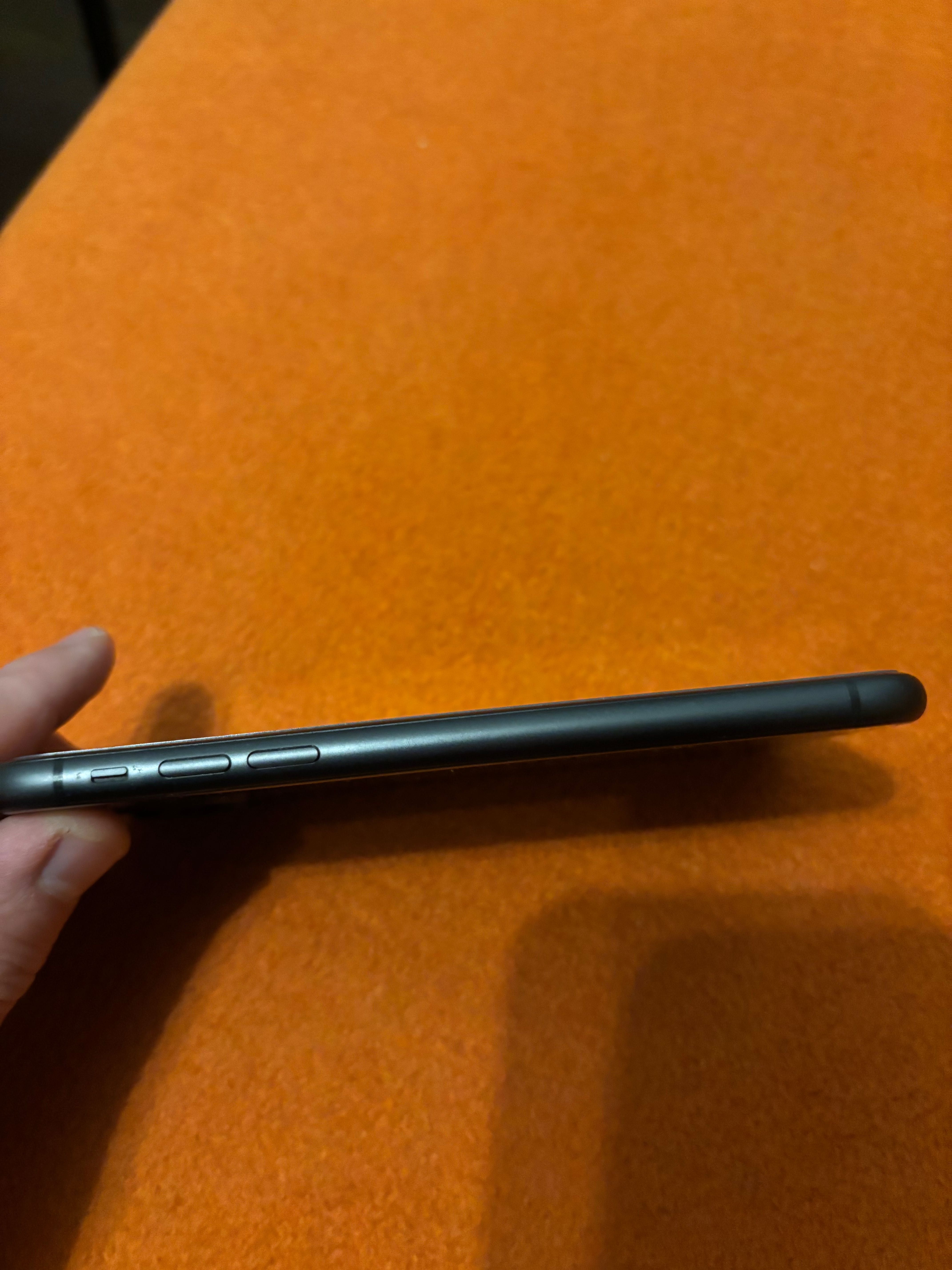 Sprzedam iPhone 11 64 GB – Bardzo Dobry Stan, Pełen Zestaw