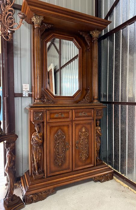 Włoska rzeźbiona komoda z lustrem, mosiądz, drewno