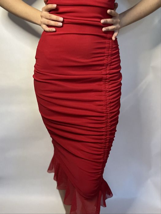 Червона вечірня сукня