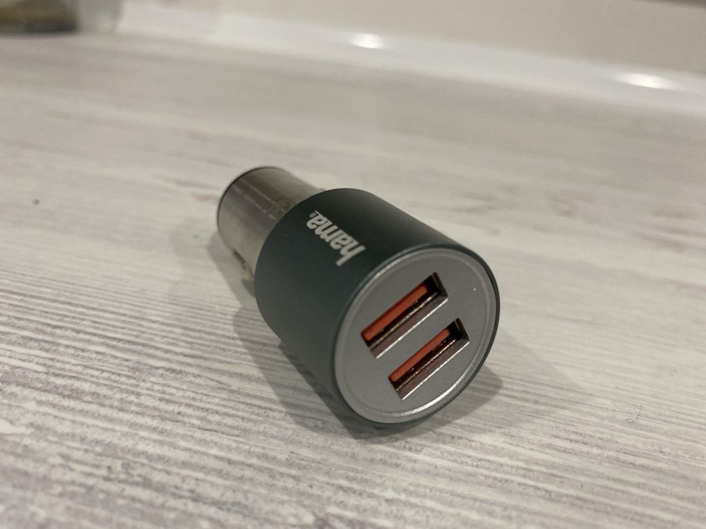 Автомобільний зарядний пристрій USB