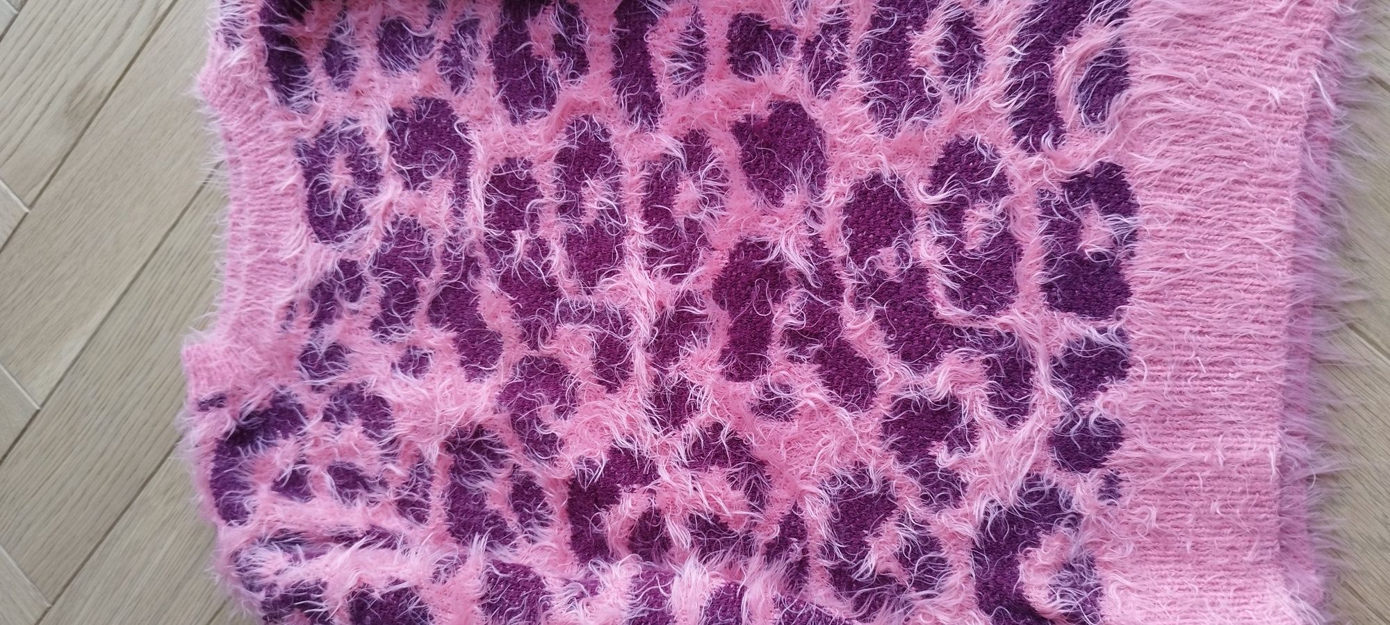 Sweter włochaty futrzak panterka koralowy 122 128