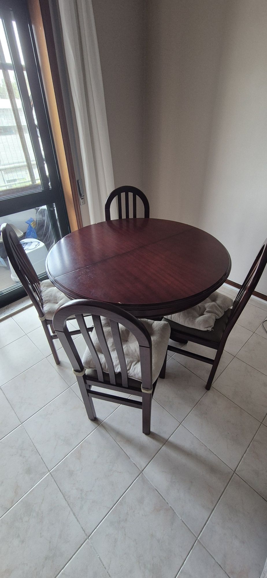 Conjunto mesa e cadeiras