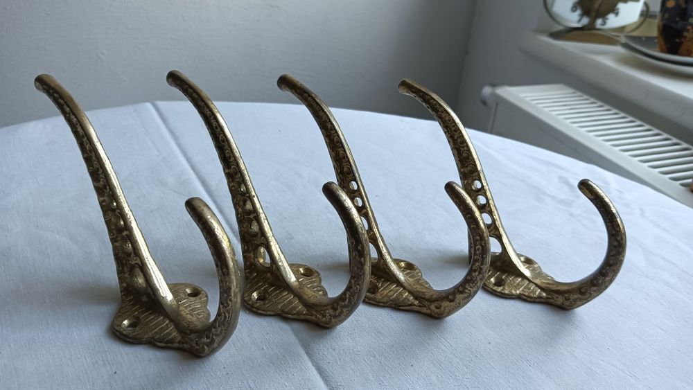 Stare dekoracyjne wieszaczki z mosiądzu.