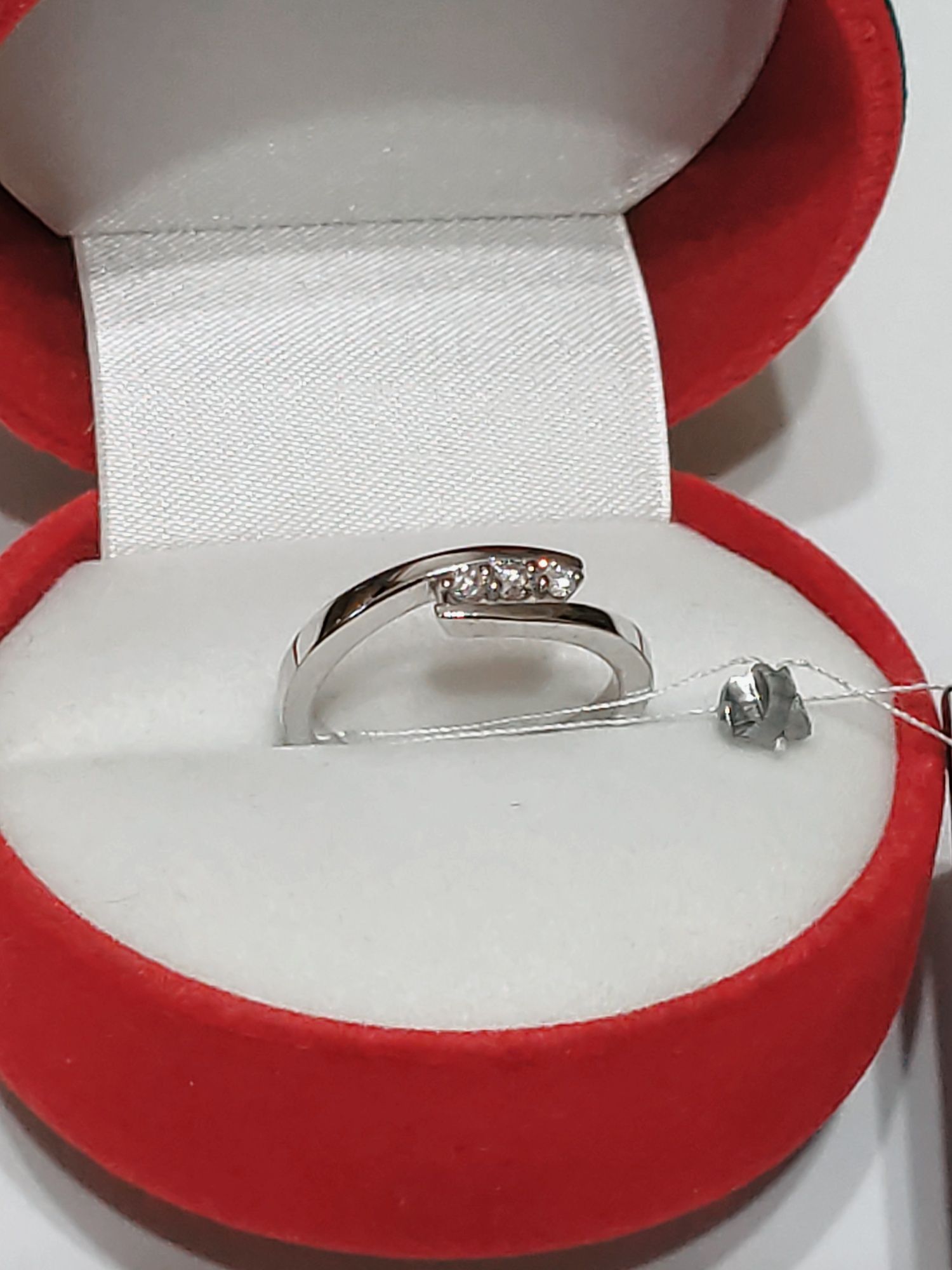 Золотое кольцо с бриллиантами 585*,  3.17г, р.16.0