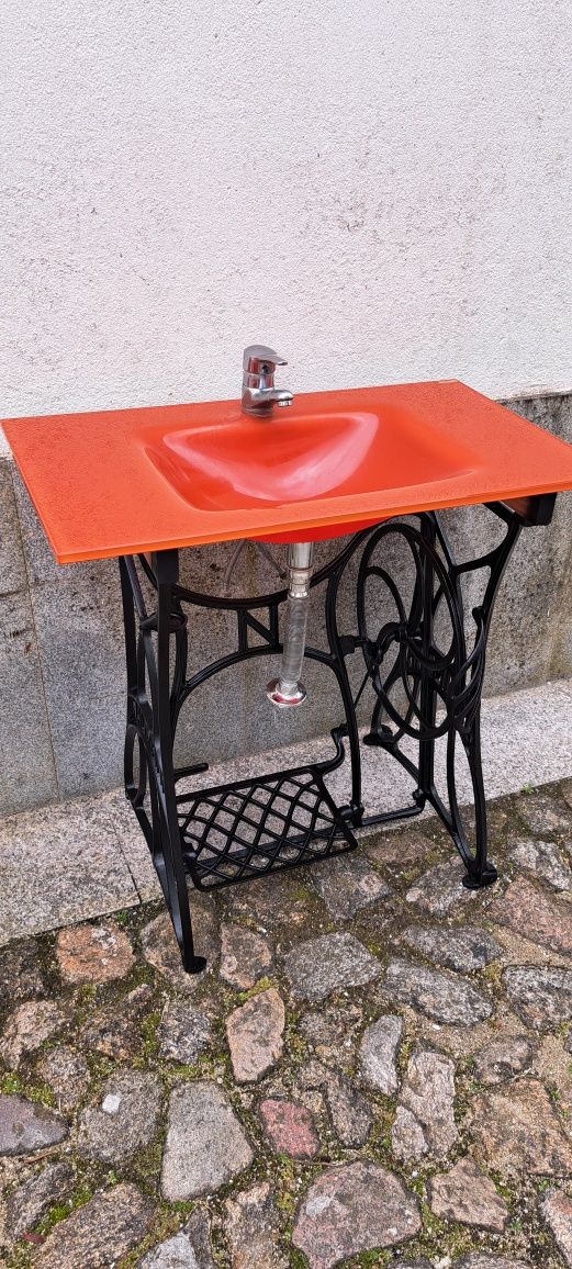 Vendo um lavatório usado com pé de maquina de costura