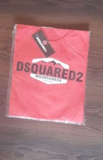 Яркая футболка Dsquared