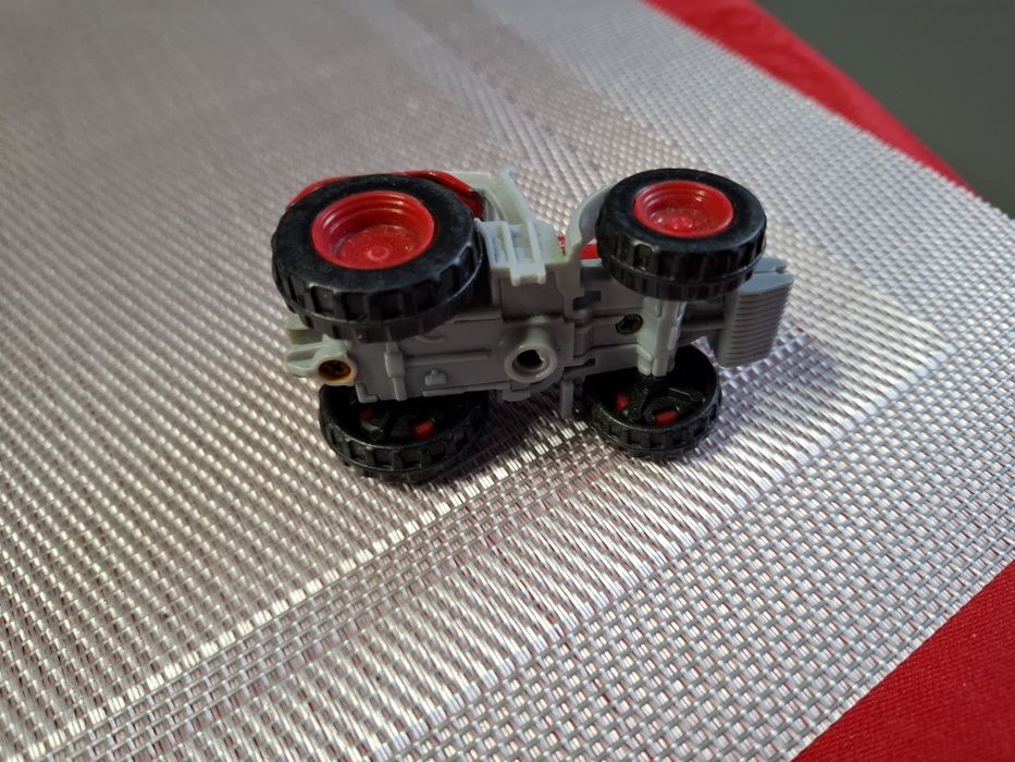 Model Traktor skala 1:64