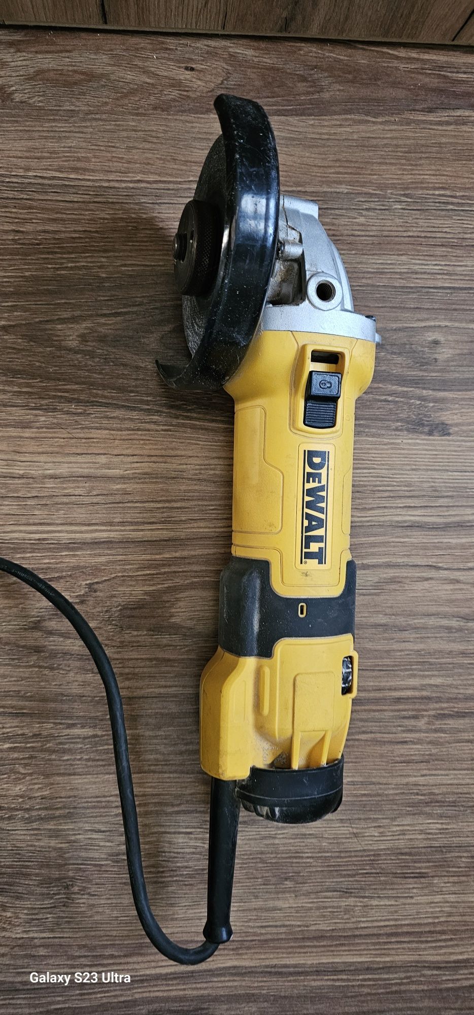 Szlifierka Dewalt DWE4257 z regulacją obrotów