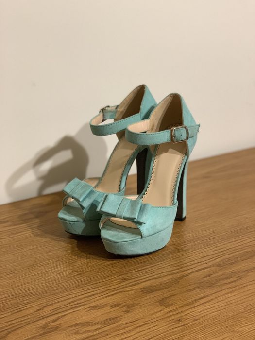 Босоніжки на підборах