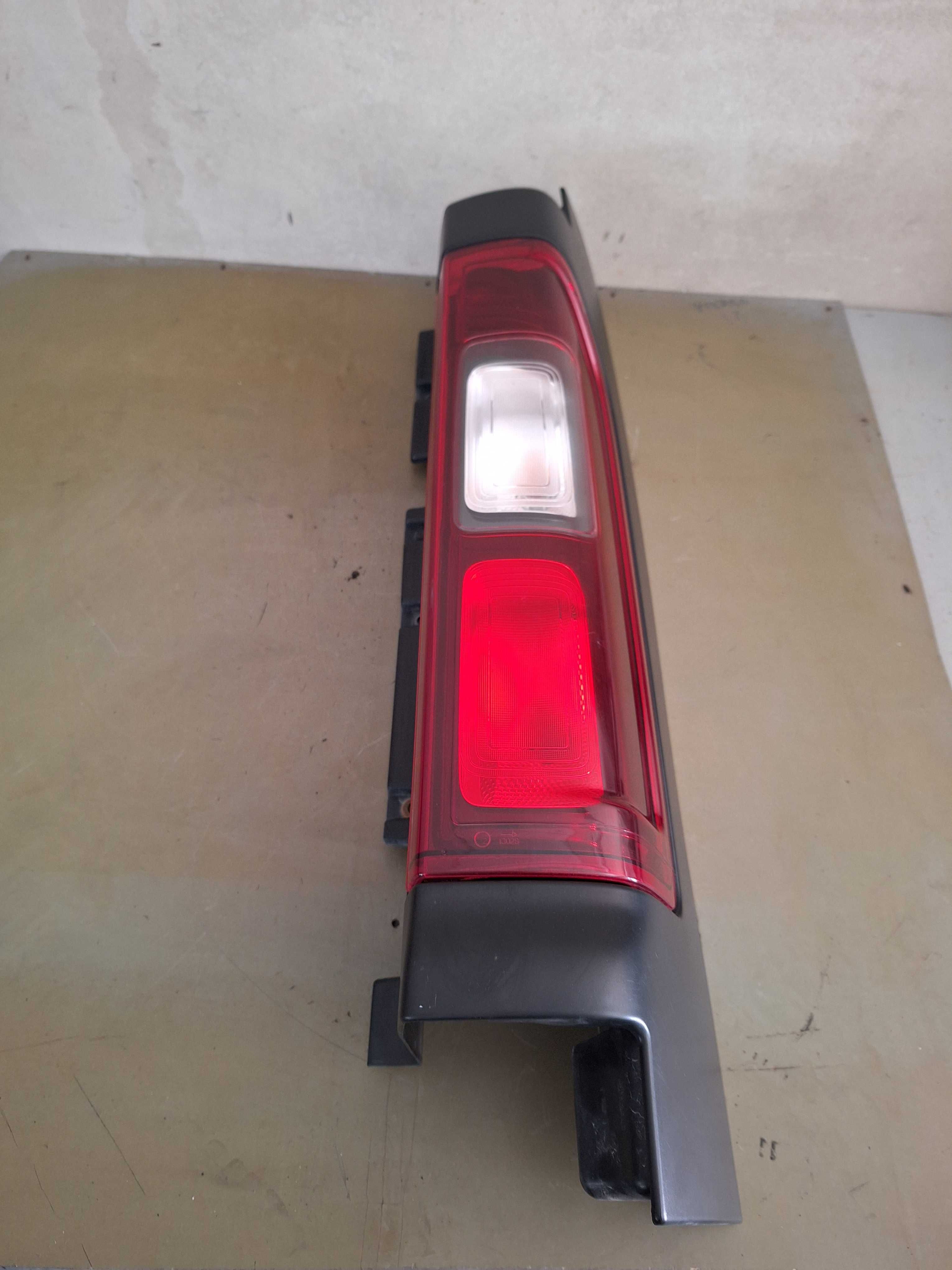 Lampa tylna prawa vivaro trafic nv300 14-