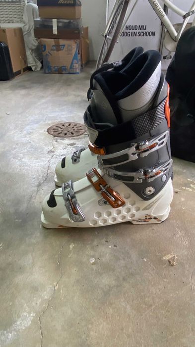 Equipamento de esqui para homem, incluindo botas tamanho 45 e sacos