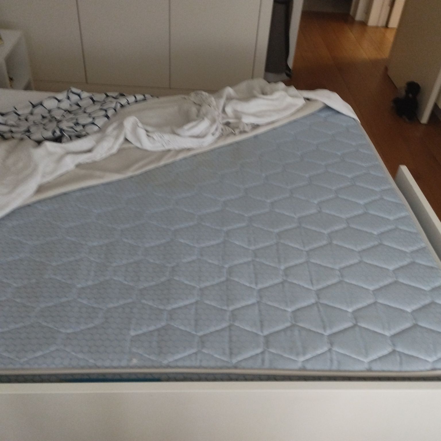 Cama, estrado, colchão e cabeceira.