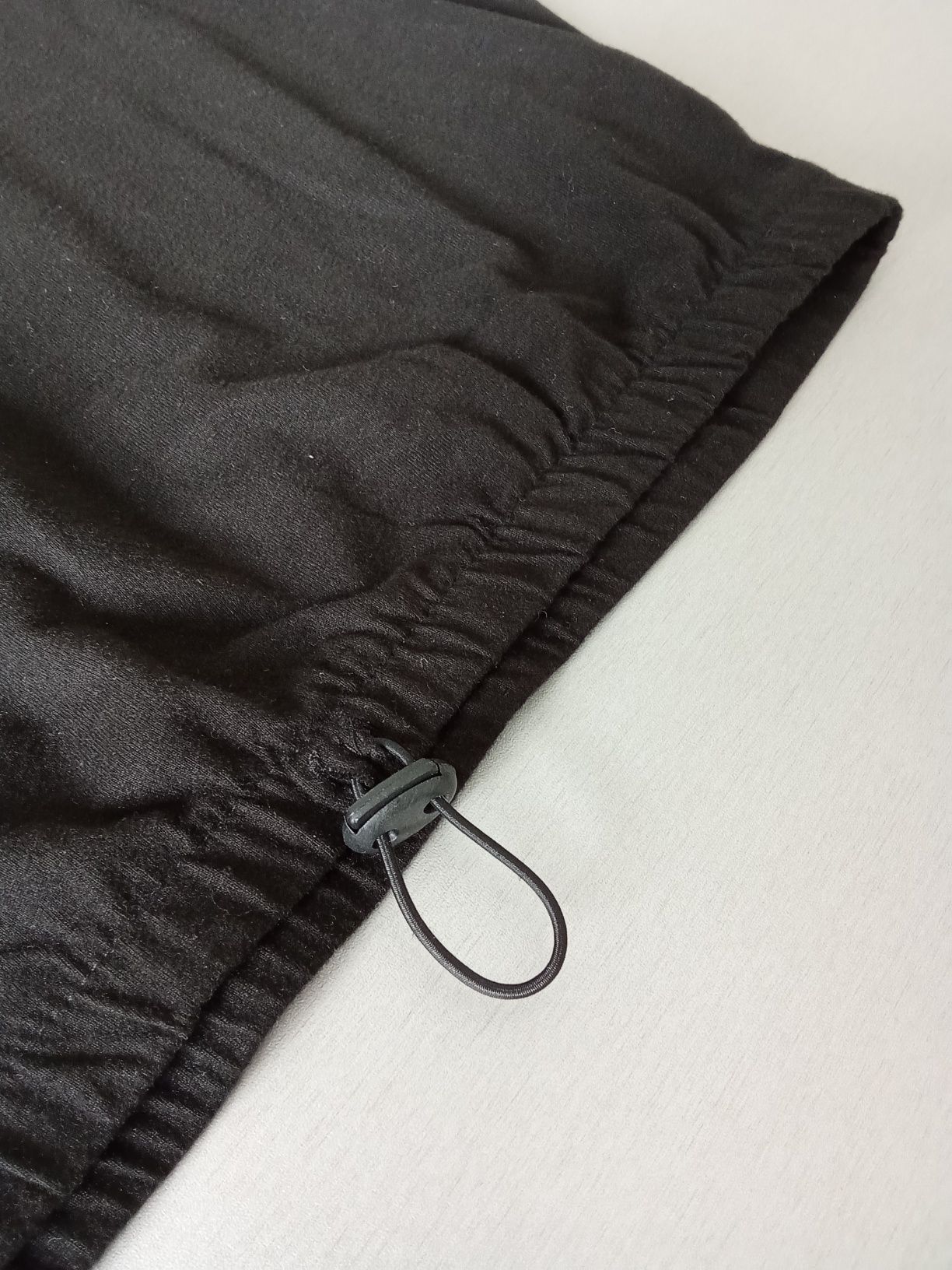 Czarny krótki sweter z białym napisem i ściągaczem 158/164