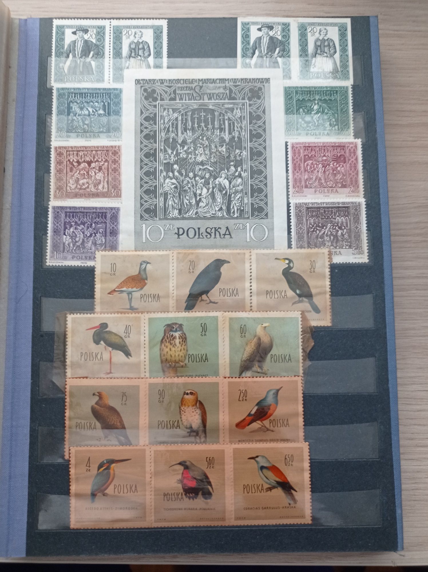 Klaser z 624 dawnymi znaczkami