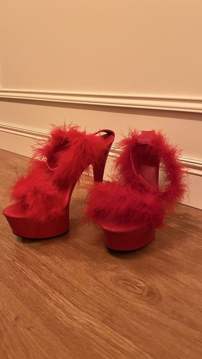 Sapatos Vermelhos com pompom