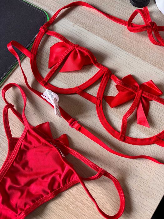 Conjunto de Lingerie Vermelha com Laços