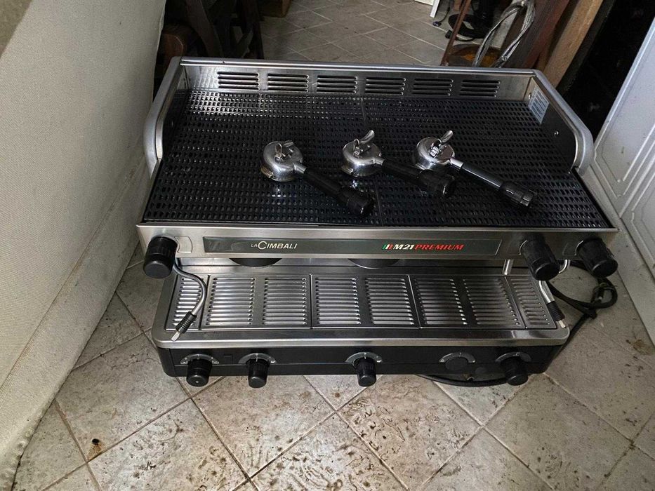 Máquina de Café M21 e Moinho de Café La Cimbali em perfeito estado