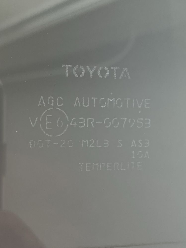 Скло бокове праве Toyota Rav4