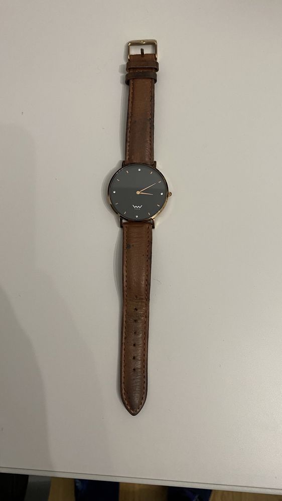 Zegarek z czarną tarczą firmy Vuch