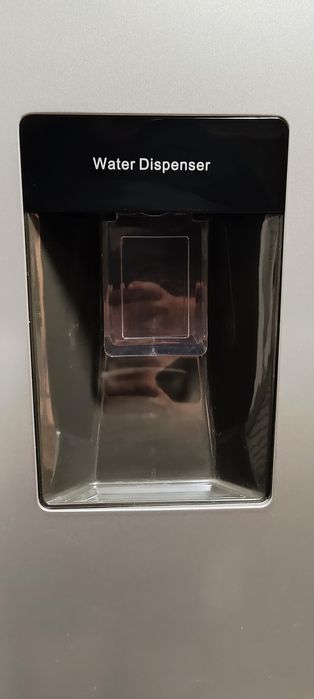 Frigorífico com dispensador de água