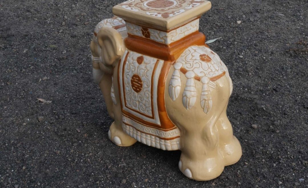 Stara ceramiczna figura słonia