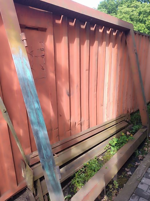 Гаражні ворота металеві з луткою нові