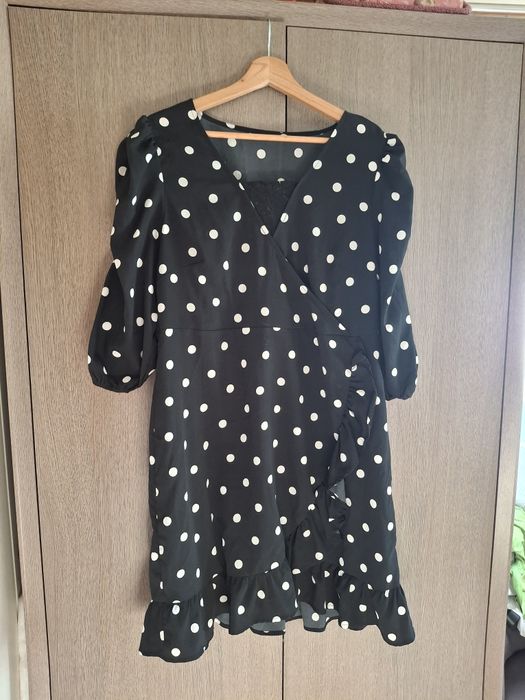 Sliczna sukienka w grochy z koronka i falbanka