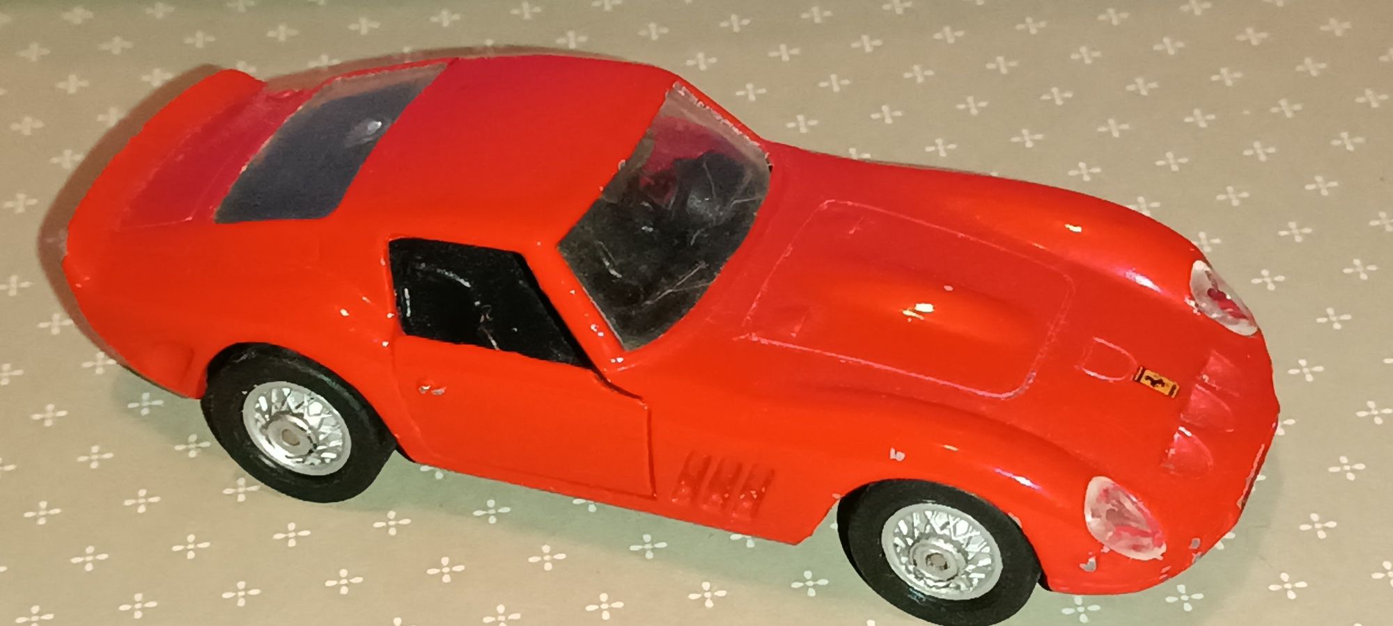 2 antigos carros Ferrari escala 1:43