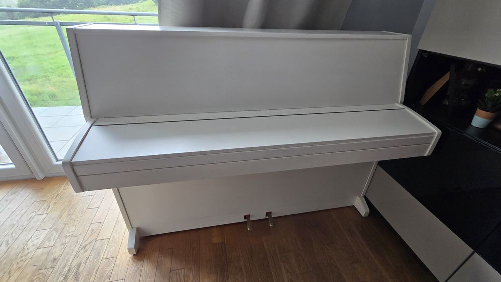 Pianino Nyland & Son Intra – białe, eleganckie, z duszą