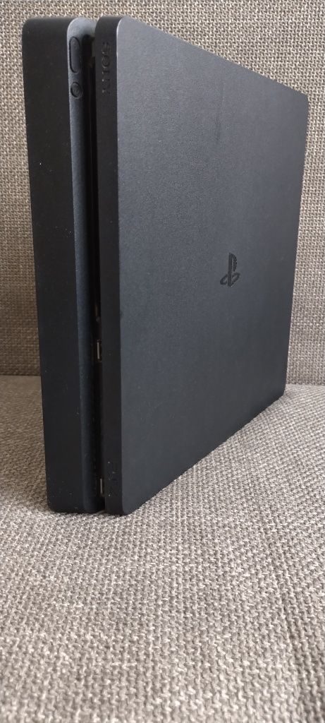 PS4 Slim 1TB + 2 pady + RDR2, GTA V, Chivalry 2