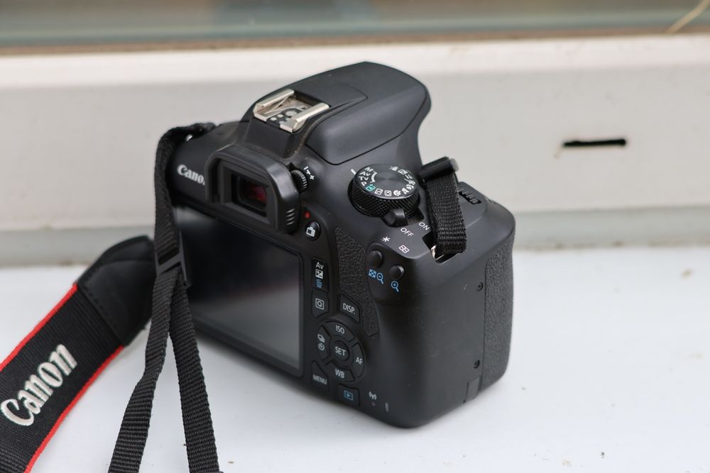 Дзеркальний фотоапарат Canon EOS 1300D Body (тушка)