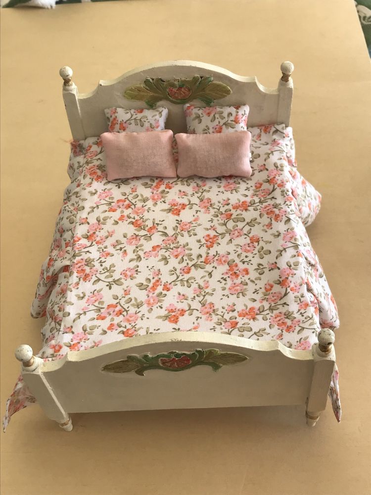 Cama para casa de bonecas