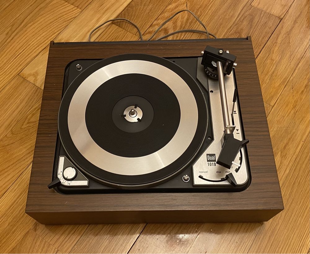 Gira-discos antigo Dual 1019