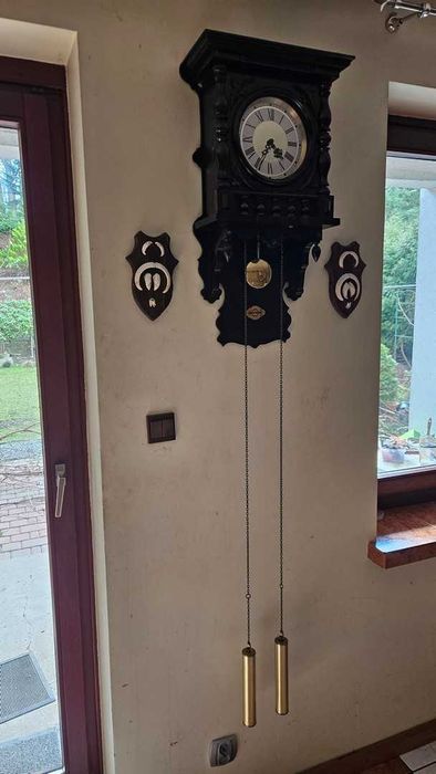 Zegar naścienny bijący okrągłe godziny