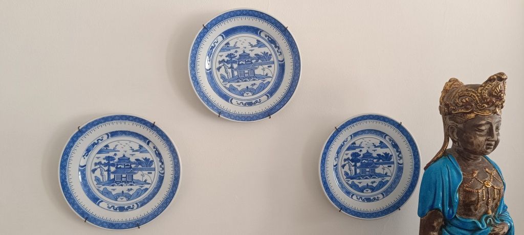 Conjunto de vasos/ jarras em porcelana