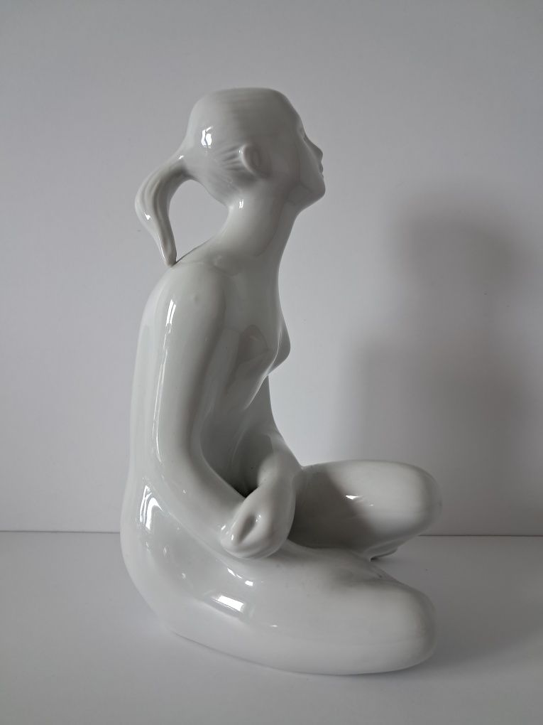Royal Dux projekt Jiri Cernoch akt figurka porcelanowa biała 23,5cm