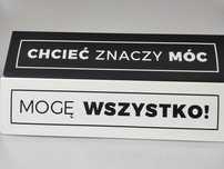 Półka na puchary i wieszak medale