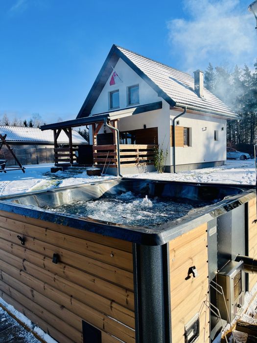 Domek z Kominkiem Nad Jeziorem z jacuzzi ogrodowym