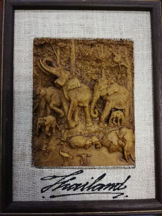 Картина слонов в рамке