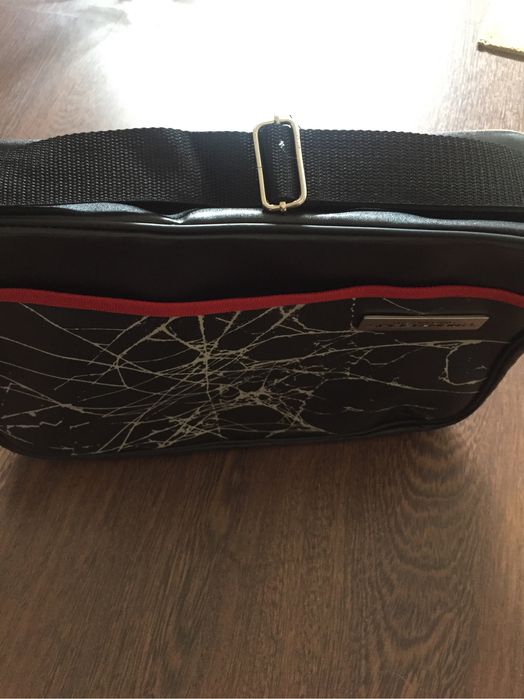 Saco na cor preta! Com uma alça