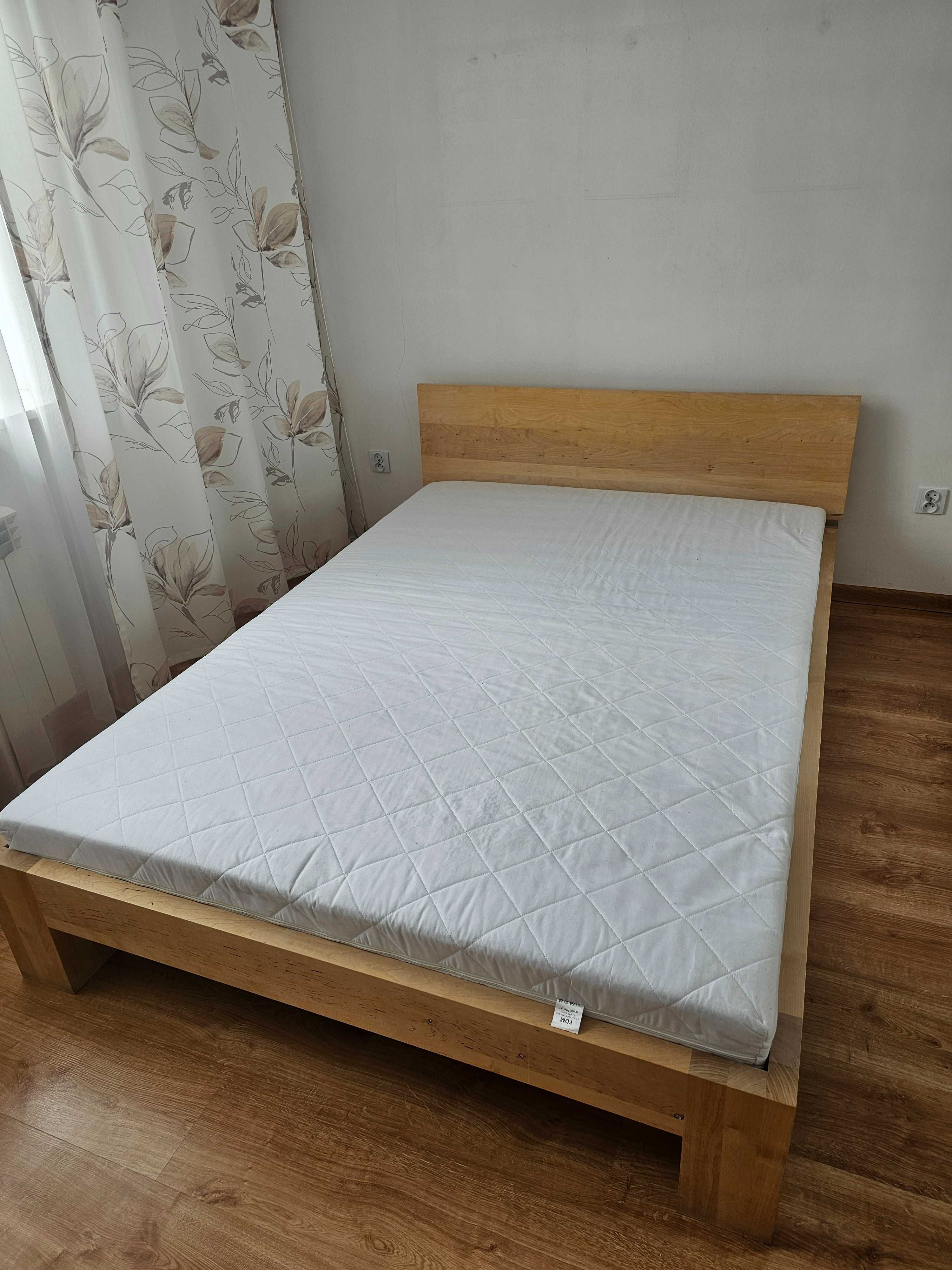 Sprzedam drewniane łóżko z materacem