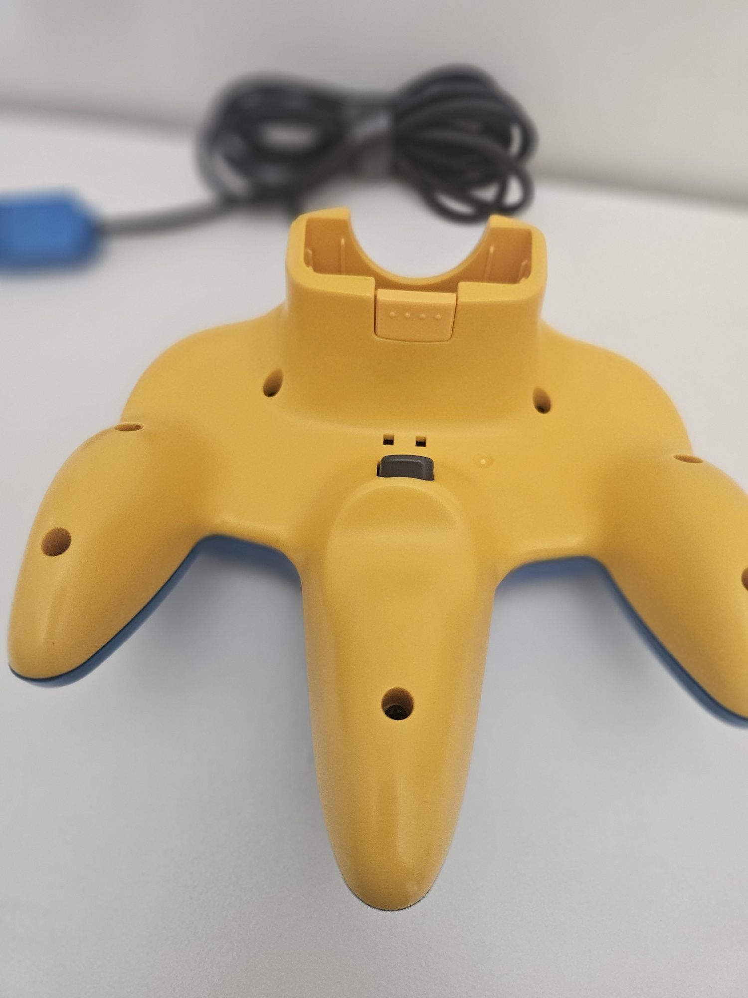 Comando Nintendo 64 Pikachu (edição colecionador)