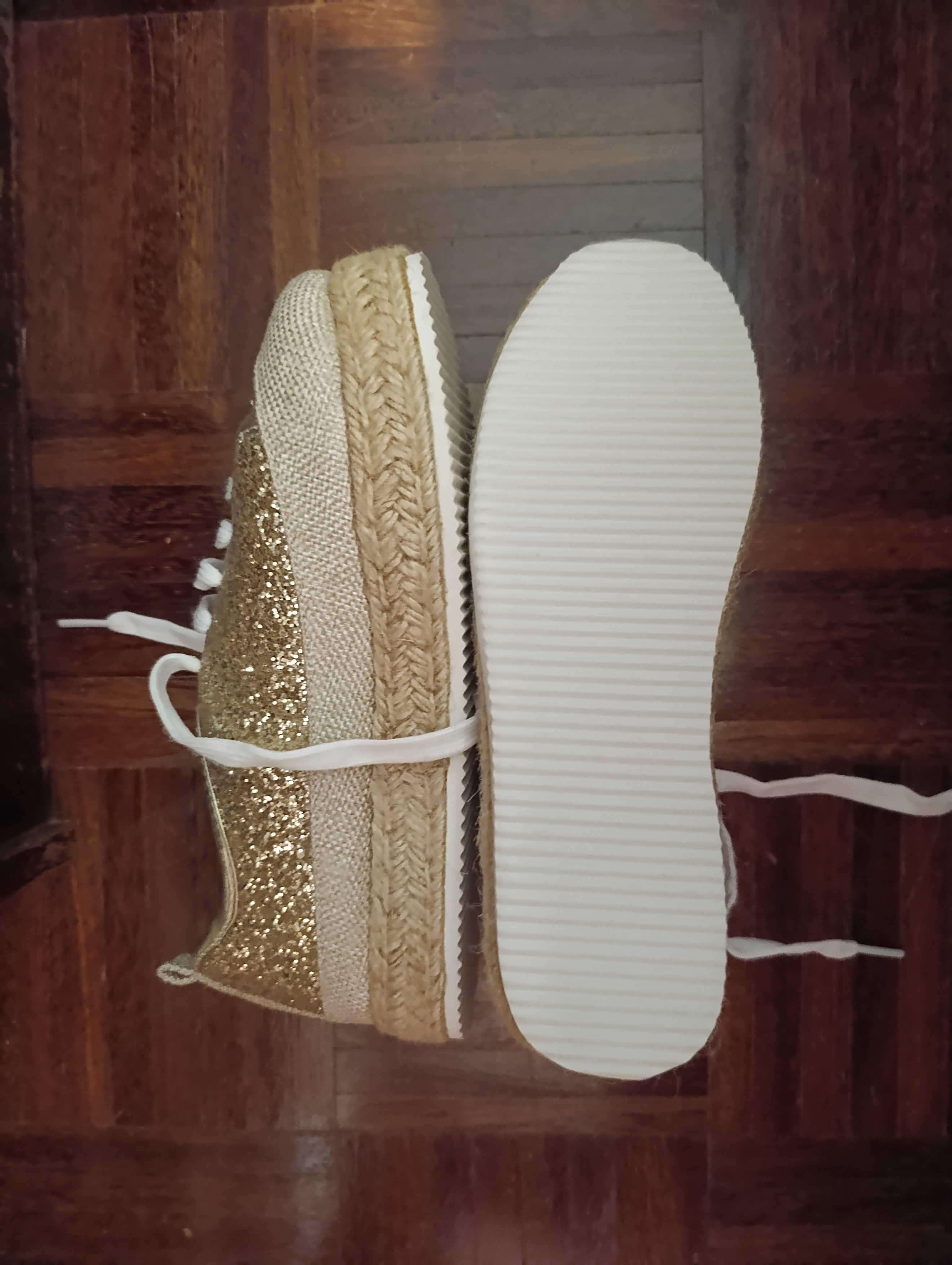 Sapatos dourados NOVOS