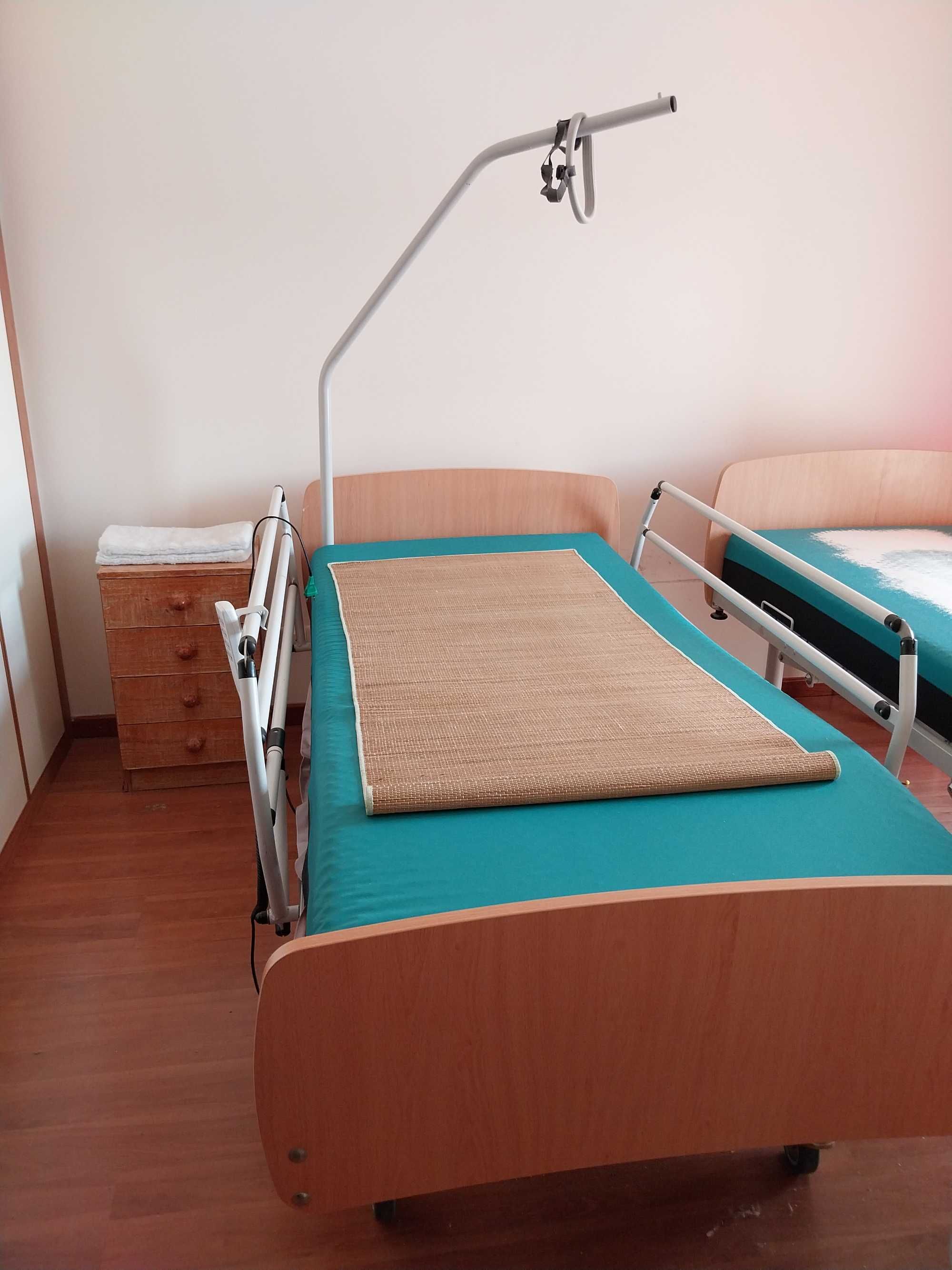 Cama articulada elétrica elevatória, com comando - JMS Hospitalar